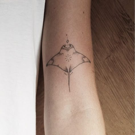 Manta Ray Tattoo, Hai Tattoo, Marine Tattoo, Stingray Tattoo, Ray Tattoo, Hawaii Tattoos, Tattoos Matching, Tattoo People, Mandala Tattoo Design