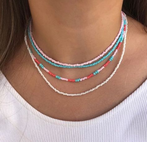 Necklaces Beaded Ideas, Beaded Chocker Ideas Aesthetic, Summer Diy Necklaces, Necklaces Ideas Beads, Aesthetic Seed Bead Necklace, Tiny Bead Necklace Ideas, Layered Seed Bead Necklace, Cute Beaded Necklace, Summer Beaded Necklace Aesthetic