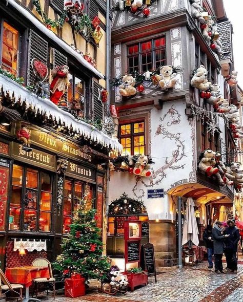 Christmas Markets, Best Places In Portugal, Zoo Lights, Instagram Locations, Real Christmas, Strasbourg France, Modern Christmas Decor, Colourful Buildings, Magical Christmas