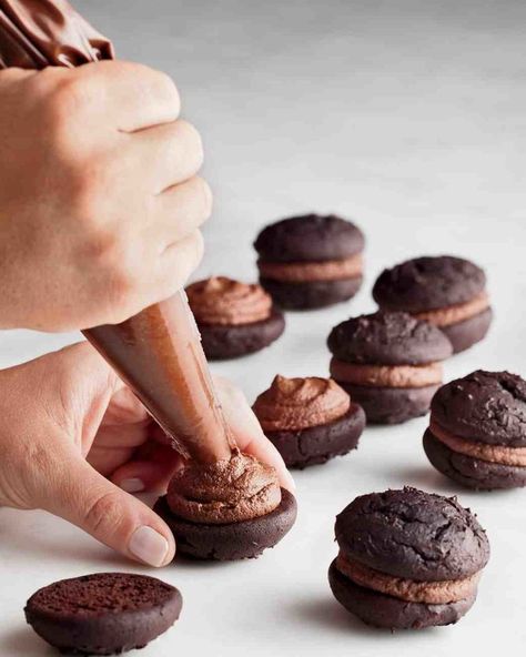 Whoopie Pie Recipes Prove This Dessert Is The Best Of All Worlds | HuffPost UK Food & Drink Whoopie Pie Recipe, Chocolate Whoopie Pies, Potluck Desserts, Canada Food, Whoopie Pie, Ganache Recipe, Shower Desserts, Slow Cooker Desserts, Bite Size Desserts