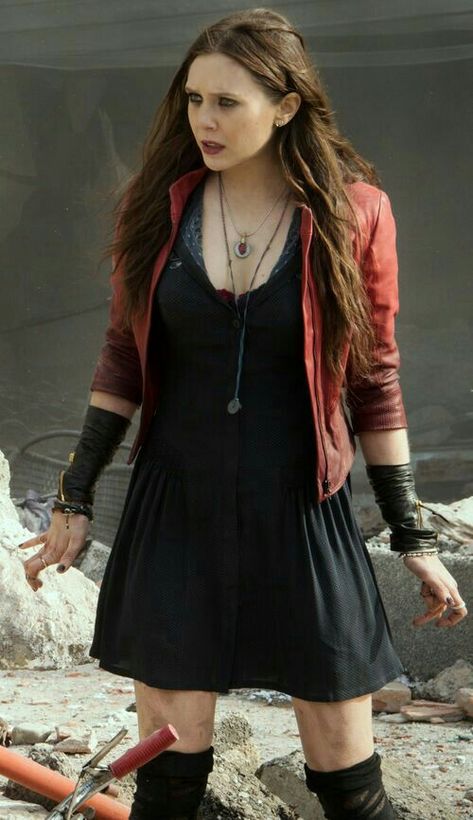 Scarlet Witch Halloween, Scarlet Witch Avengers, Marvel Halloween Costumes, Scarlet Witch Costume, Olsen Scarlet Witch, Scarlet Witch Cosplay, Avengers Outfits, Classic Halloween Costumes, Elizabeth Olsen Scarlet Witch