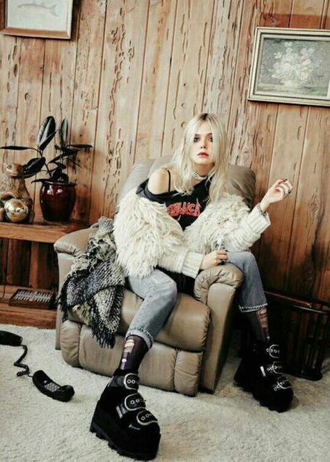 Elle Fanning Style, Hippie Rock, Dakota And Elle Fanning, Goth Outfit, Nylon Magazine, Dakota Fanning, Grunge Look, Grunge Girl, Mötley Crüe