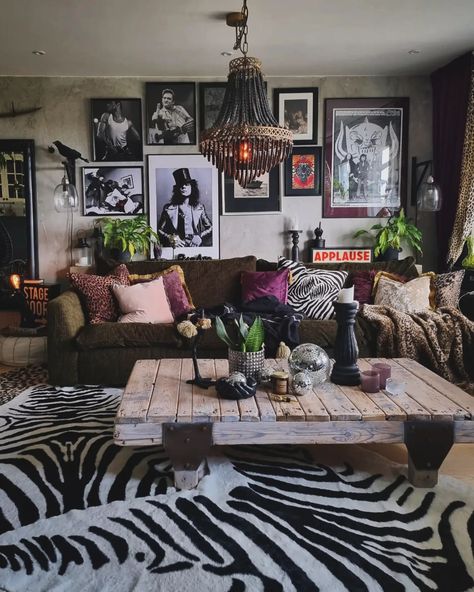 Rock Room, Dark Home Decor, Dream Apartment Decor, Future Apartment Decor, Apartment Decor Inspiration, Dream Room Inspiration, Dream House Interior, Decor Home Living Room, Apartment Inspiration