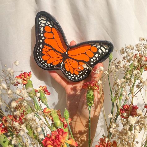 Mays: two creative twins on Instagram: “Butterfly fly away 🦋 Jewelry holder (portagioie) -> 20€ Dm for more infos Spedizioni nazionali / shipping Europe wide 📦” Butterfly Clay, Clay Jewellery Holder, Clay Tray, Arte Indie, Clay Plates, Sculpture Art Clay, Tanah Liat, Clay Diy Projects, How To Make Clay