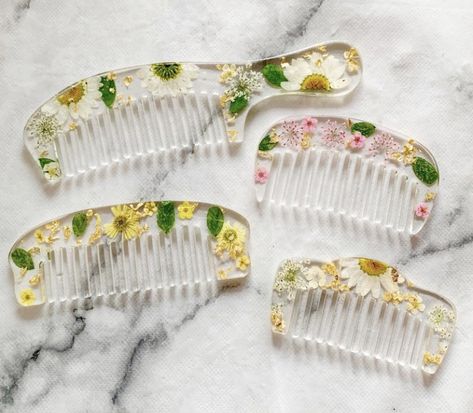 homemade resin flower combs from 'From A DayDream' Diy Hair Comb Accessories, Resin Comb, Homemade Resin, Flower Resin Jewelry, Resin Products, Hair Comb Accessories, Beautiful Room, Resin Jewelry Diy, Flower Comb