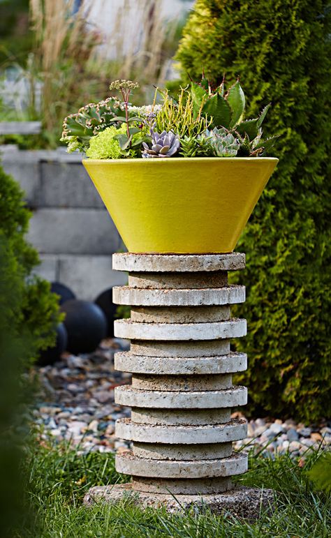 Plant Pedestal, Container Garden Design, Diy Plant Stand, Concrete Pavers, Garden Containers, Container Gardens, Garden Yard Ideas, Plant Combinations, Garden Tours