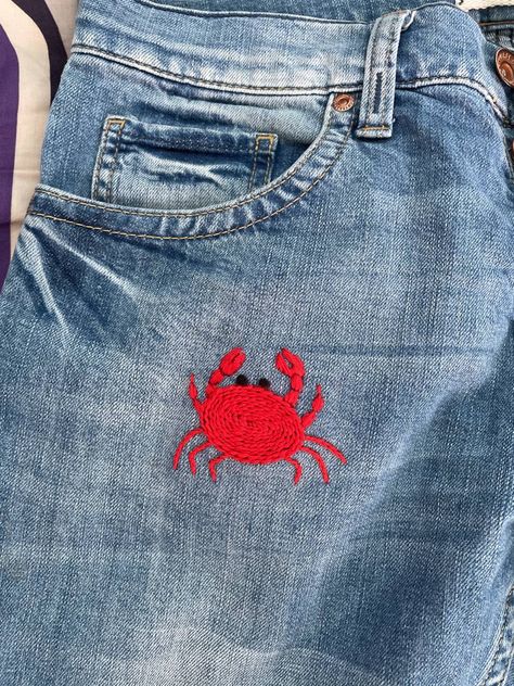 Crab embroidery on jeans Seafood Embroidery, Embroidery On Jeans, Crab Embroidery, Embroidered Jeans Diy, Fish Embroidery, Jeans Embroidery, Denim Embroidery, Diy Vetement, Embroidery Works