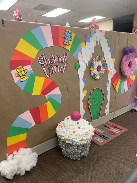 Candyland Christmas Decor, Candy Theme Classroom, School Hallway Decorations, Candyland Party Theme, Holiday Classroom Decorations, Christmas Hallway, Classroom Christmas Decorations, Christmas Classroom Door, Candy Land Birthday Party