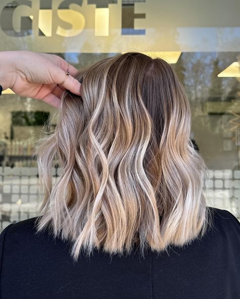 Californian vibes ☀️ Balayage blond californien avec un joli contouring pour accentuer le blond autour du visage ✨ →Forfait balayage #balayage #balayageblonde #blondehair #blondebalayage #hairinspo #hairideas #ombre #coiffeurbesançon #doubs #baumelesdames #besançon #montbeliard #belfort Contouring Blond, Blonde Beige Balayage, Blonde Hair Ombre, Blond Ombre, Balayage Blond, Hair Blond, Ombré Hair, Ombre Hair, Balayage