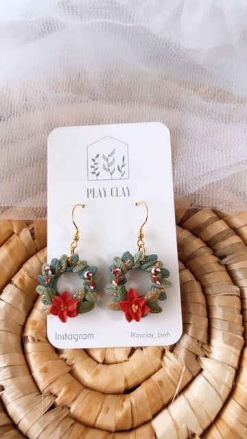 Fimo, Christmas Wreath Earrings Polymer Clay, Polymer Clay Wreath Earrings, Christmas Wreath Earrings, Wreath Earrings, Etsy Jewelry Handmade, Clay Making, Mini Wreath, Christmas Themes Decorations