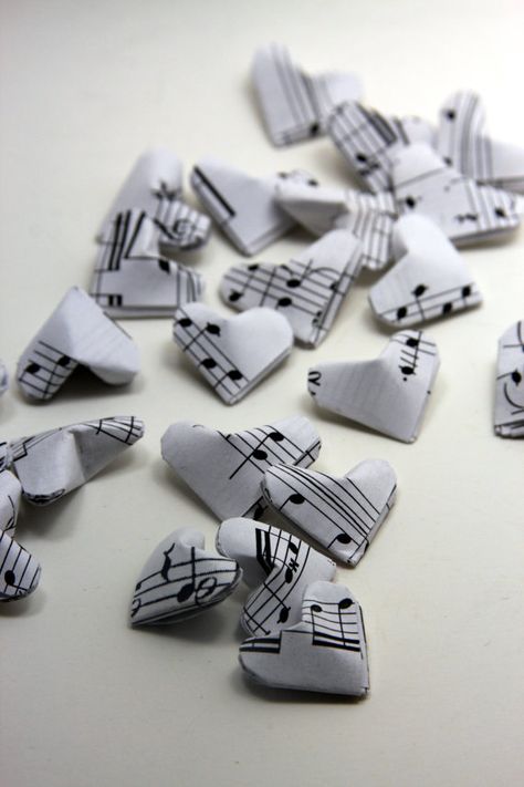 Music Notes Origami Hearts by meligami on Etsy, $6.50 Origami Piano, Origami Guitar, Music Gifts Diy, Music Decorations, Piano Crafts, Origami Hearts, Piano Gifts, Handmade Paper Art, Kids Party Crafts