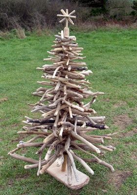 Driftwood Projects, Driftwood For Sale, Driftwood Christmas, Driftwood Christmas Tree, Diy Jul, Driftwood Art Diy, Wooden Christmas Tree, Driftwood Crafts, Beach Christmas