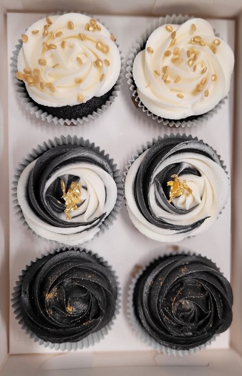 Essen, Black Cupcakes Aesthetic, Cupcakes With Black Frosting, Black And White Swirl Frosting Cupcakes, Black And Gold Theme Cupcakes, Black Frosting Cupcakes, Black Icing Cupcakes, Rip To My 20s Cupcakes, Black And White Cupcakes Wedding