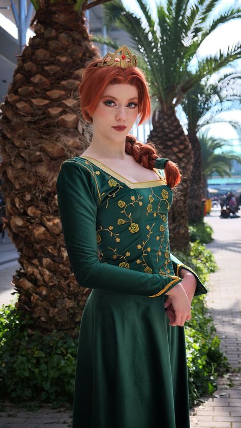 Princess Fiona Shrek Human, Princess Fiona Cosplay, Fiona Costume Diy, Princess Fiona Costume, Fiona Makeup, Shrek And Fiona Costume, Shrek Cosplay, Fiona Cosplay, Mother Daughter Halloween Costumes