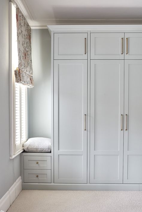 Bedroom Carpentry Ideas, Built In Corner Wardrobe Ideas, Polly Ashman, Wimbledon House, Bedroom Built Ins, Fitted Wardrobe, Bedroom Built In Wardrobe, India House, Built In Shelves Living Room