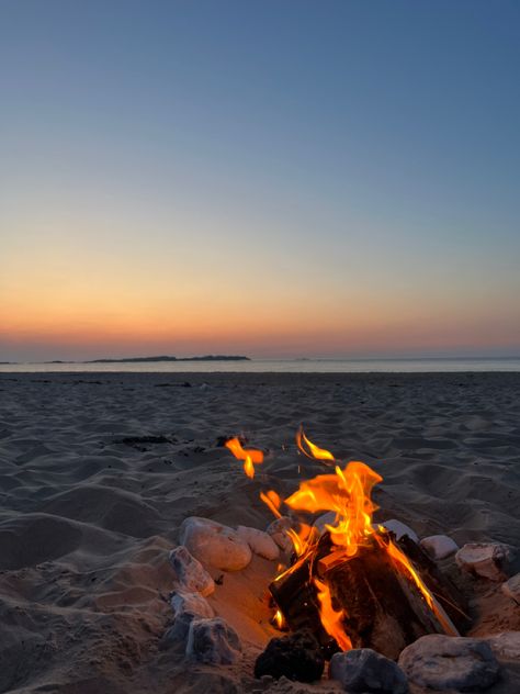 Bonfire Smores, Beach Bonfire Parties, Beach Campfire, Outdoor Design Ideas, Long Beach Washington, Cape Disappointment, Dark Beach, Beach Fire, Fall Beach