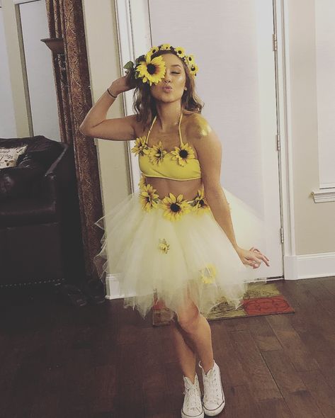 Sunflower Halloween Costume! Perfect for College🌻 Sunflower Halloween Costume, Sunflower Halloween, 80s Halloween, Halloween Costum, Costume Carnaval, Cute Group Halloween Costumes, Bff Halloween Costumes, Halloween Coustumes, Fest Outfits