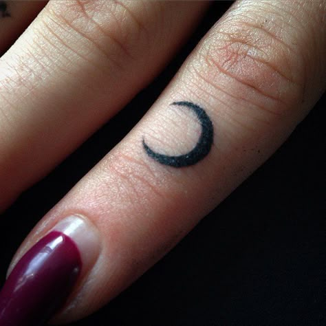 Micro crescent moon tattoo on the finger Tattoo Moon, Finger Tattoo For Women, Crescent Moon Tattoo, Finger Tattoo Designs, Witch Tattoo, Neck Tattoos, Diy Tattoo, Design Tattoo, Symbolic Tattoos