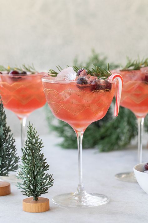 Christmas Martini Recipes, Tangerine Recipes, Cranberry Cocktail Recipe, Christmas Cocktail Recipes, Sugared Berries, Best Christmas Cocktails, Xmas Drinks, Christmas Martini, Christmas Dessert Table