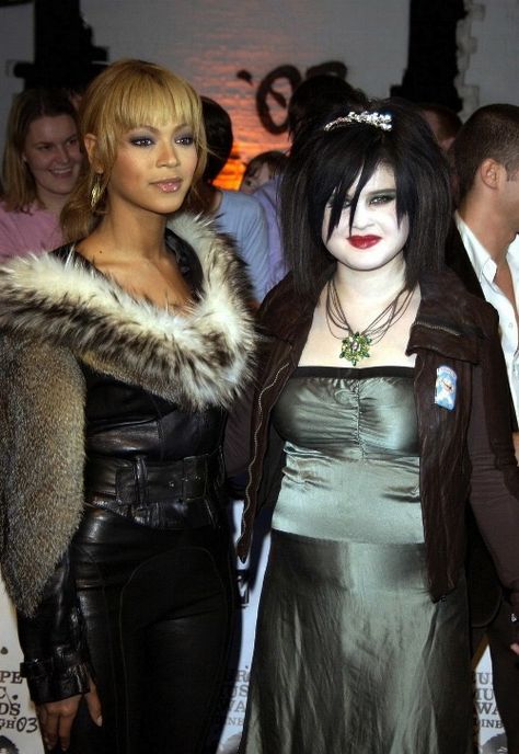 Such an iconic photo!!! https://instagram.com/p/9tHrvfoal9/ 2003 realness!!! @kellyosbourne @beyonce #TBT #ThrowbackThursday 2000s Pop Culture, Silk Press Hair, Afro Goth, Clown Party, Kelly Osbourne, Beyonce And Jay Z, Beyonce Queen, Beyonce And Jay, Iconic Photos