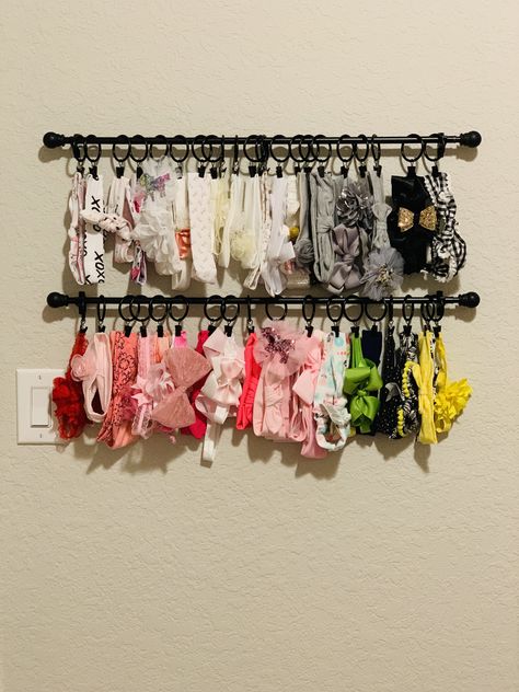 Curtain rod with clip rings Diy Bow Hanger Ideas, Curtain Rod Bow Holder, Bow Hanger Diy, Bow Holder Ideas, Baby Headband Storage, Bow Holder Diy, Diy Headband Holder, Diy Bow Holder, Perlengkapan Bayi Diy