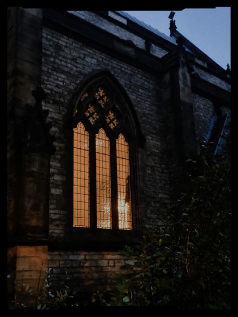 Okno kościoła gotyckiego. Noc. Mroczne zdjęcie. Jesień. Londyn. Gothic. Autumn. Dark aesthetic Gothic Autumn Aesthetic, Gothic Church Aesthetic, Gothic Autumn, Autumn Dark, Church Aesthetic, Gothic Church, Dark Autumn, Dark Gothic, Hozier