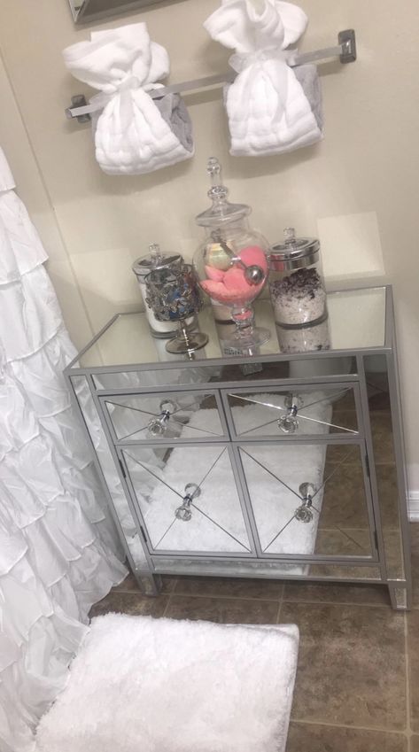 Bathroom Decor Fancy, Him And Her Bathroom Ideas, Cute Bathroom Apartment, Stand Up Shower Decor, Vibey Bathroom Decor Ideas, Boujee Bathroom Ideas, Small Glam Bathroom Decor Ideas, Boujee Bathroom, Bougie Bathroom