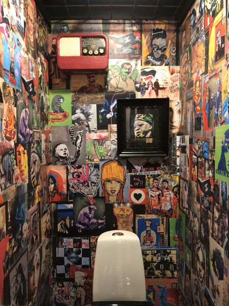 Retro Store Interior, Street Style Bathroom, Punk Venue Bathroom, Punk Rock Bathroom, Dive Bar Bathroom Aesthetic, Bar Bathroom Aesthetic, Punk Bathroom, Bar Bathroom Ideas, Punk Interior