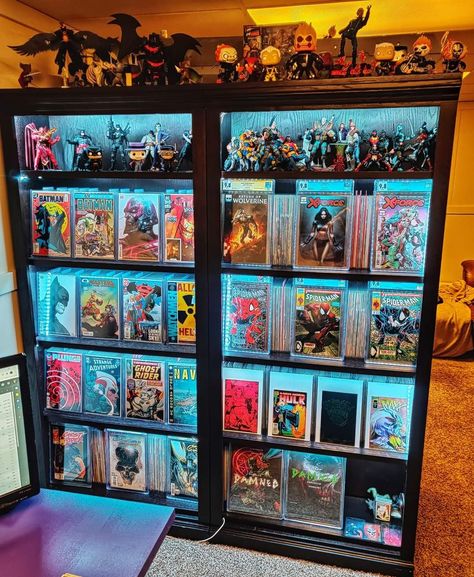 Comic Display Ideas, Comic Collection Room, Comic Book Display Ideas, Comic Book Store Ideas, Comic Book Display Shelves, Horror Collection Display, Comic Book Organization, Comic Book Rooms, Comic Book Display