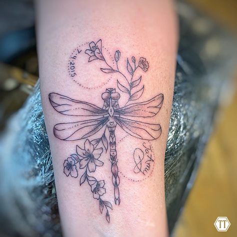 Dragonfly Tattoo On Shoulder, Dragonfly Floral Tattoo, Dragon Fly Tattoo For Women, Dragonfly Flower Tattoo, Pretty Tattoo Designs, Butterfly And Dragonfly Tattoo, Lulu Tattoo, Dragonfly Tattoo For Women, Dragonfly Tattoo Design With Flowers