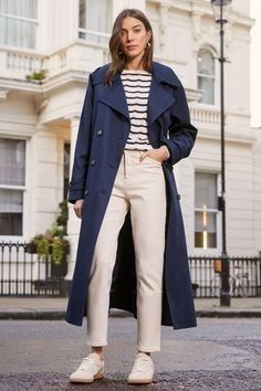 Navy Trench Coat Outfit, Navy Blue Coat Outfit, Navy Coat Outfit, Blue Coat Outfit, Trench Coat Outfit Fall, Coat Outfits For Women, Fall Coat Outfit, Trenchcoat Outfit, Trench Outfit