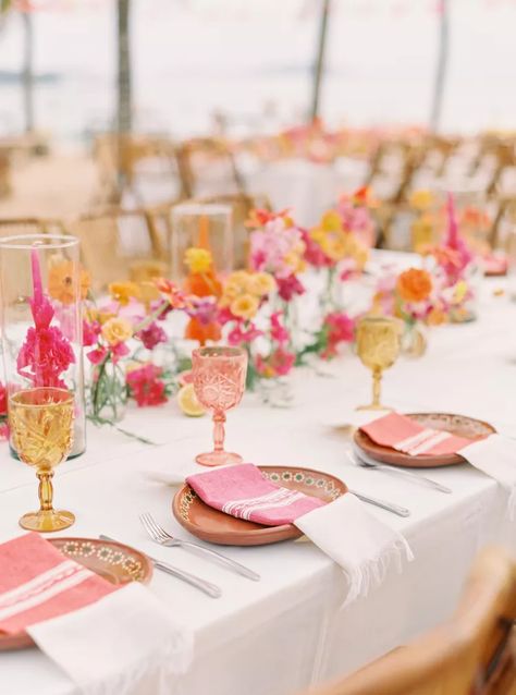 Rehearsal Dinner Themes, Colorful Table Setting, Rehearsal Dinner Decorations, Dinner Reception, Bright Wedding, Dinner Decoration, Sunset Wedding, Best Wedding Planner, Deco Floral