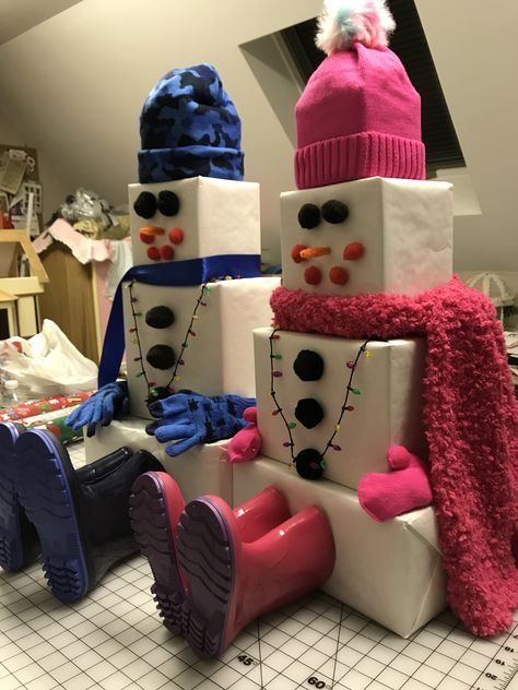 Gift Tower Ideas, Snowman Gift Tower, Diy Snowman Gifts, Christmas Present Wrap, Christmas Wrapping Diy, Christmas Presents For Kids, Gift Towers, Creative Christmas Gifts, Diy Xmas Gifts