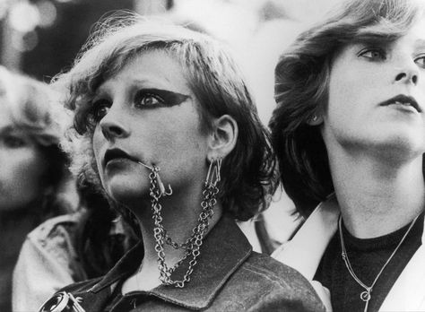 1970s Punks Fashion History Vivienne Westwood, Body Piercing 70s Punk Fashion Woman, 1970s Punk, The Distillers, Punk Chic, 70s Punk, British Punk, Bad Fashion, Punk Pins, Anti Fashion