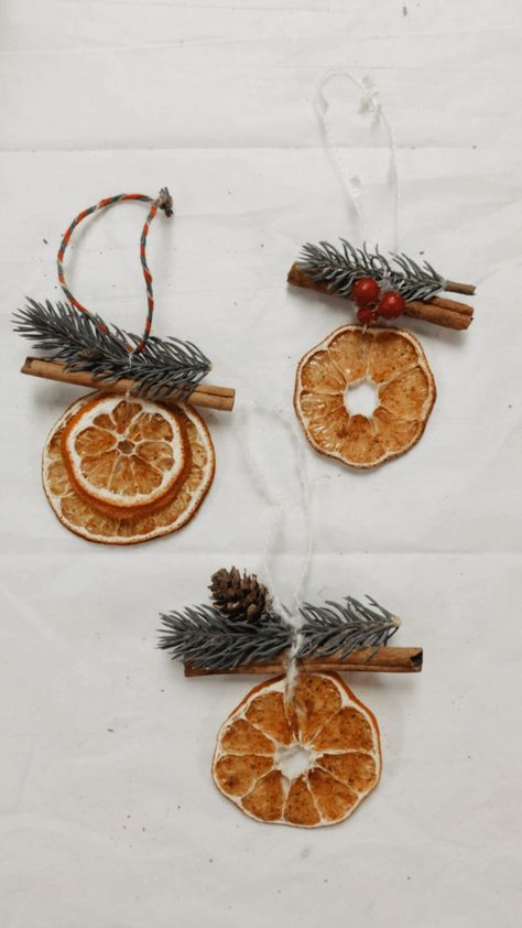 Julkransar Diy, Frugal Christmas Gifts, Frugal Christmas, Natural Christmas Decor, Orange Christmas, Handmade Christmas Crafts, Xmas Diy, Elf On The Shelf Ideas, Christmas Gift Ideas