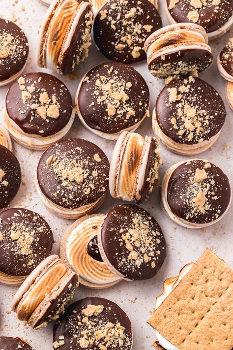 These s'mores macarons basically just taste like a fancy grown-up s'more! With chocolate French macaron shells, creamy chocolate ganache, and toasted meringue, they're the perfect summer dessert! Macaroons Flavors, French Macaroon Recipes, Toasted Meringue, Chocolate Macaron, Macaron Flavors, Macaron Cookies, French Macaron, Summer Baking, Macaroon Recipes