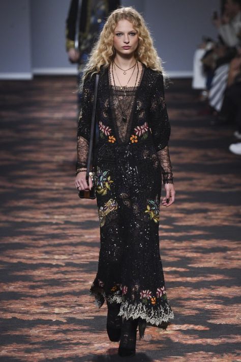 Etro-2016-Fall-Winter-Runway48 Cowgirl Witch Aesthetic, Ethereal Goth Outfit, Black Witch Outfit, Dark Ethereal Outfit, Bohemian Runway, Whimsical Goth Outfits, Whimsical Clothes, Goth Bohemian, Bohemian Witch