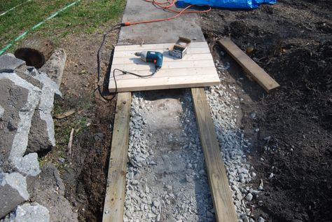 Wooden Pathway, Wood Walkway, Wooden Path, Backyard Walkway, Walkway Landscaping, Concrete Walkway, Walkways Paths, Wooden Walkways, Upcycle Garden