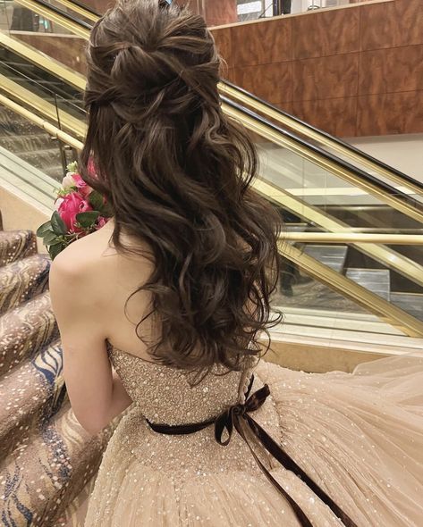 Hairstyle For Gown Indian Wedding, Debut Hairstyles, Sanggul Modern, Architectural Ideas, Half Up Half Down Hair Prom, Guest Hair, Ball Hairstyles, Hoco Hairstyles, Graduation Hairstyles