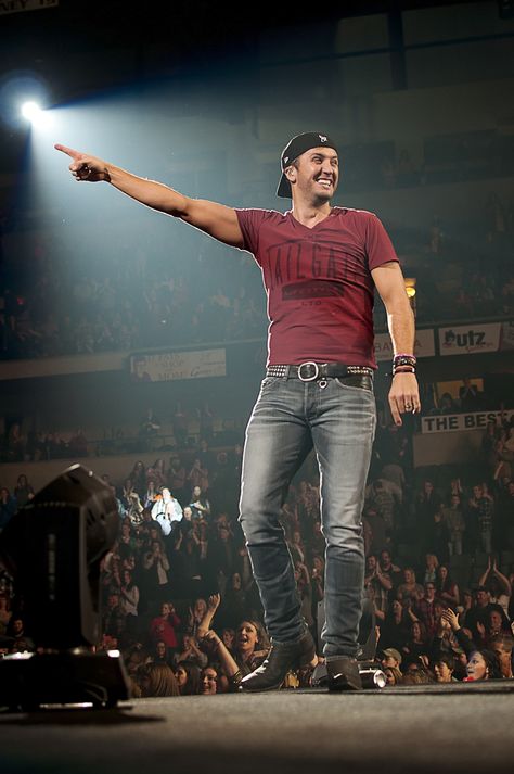 Luke Bryan Concert Feb 14 2014 at Mohegan Sun Arena at Casey Plaza Luke Bryan Shirtless, Luke Bryan Concert Outfit, Luke Bryan Lyrics, Caroline Bryan, Luke Bryan Fan, Luke Bryan Concert, Luke Bryan Pictures, Mohegan Sun, Country Music Singers