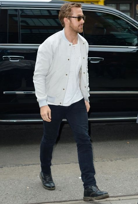 The Ryan Gosling Style Lookbook Ryan Gosling Style, Casual Look For Men, Gentle Man, Dad Style, Modern Mens Fashion, Street Fits, Sunglasses Outfit, Leading Men, Style Lookbook