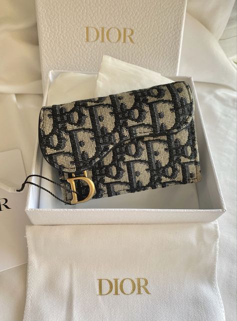 #dior #dioroblique #blueoblique #monogramcanvas #cardholder #wallet #designer #saddleflap #saddlebags #luxury #fashion Dior Wallet, Sacs Design, Luxury Bags Collection, Accessoires Iphone, Tas Fashion, Cute Wallets, Girly Bags, Rich Lifestyle, Fancy Bags