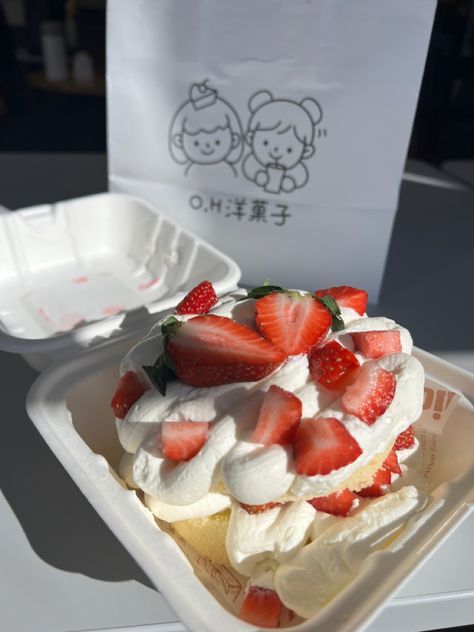 Strawberry Lunchbox Cake, Lunchbox Cake Aesthetic, Strawberry Bento Cake, Minimal Cakes, Cake Minimalist, Cake Korean, Lunchbox Cake, Minimalist Cake, Strawberry Aesthetic