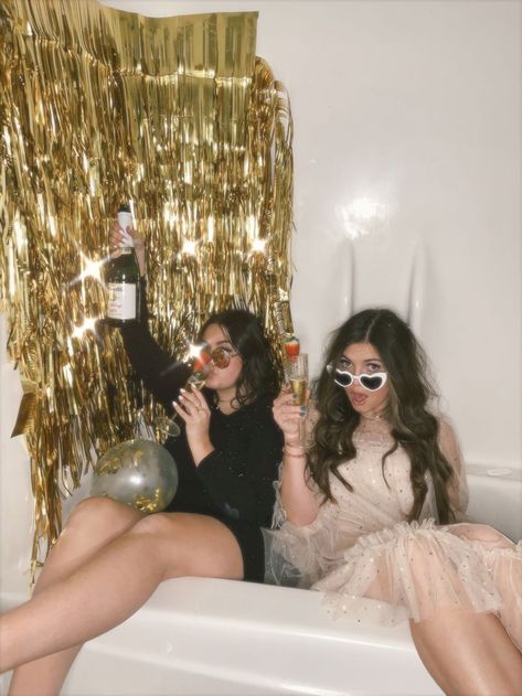 New Years Eve Party Pictures, New Years Pictures Aesthetic, Best Friend Party Pictures, Nye Friends Pictures, Nye Picture Ideas Aesthetic, Photoshoot Ideas New Years, New Year Eve Pictures, New Years Party Photoshoot, New Year Pictures Instagram