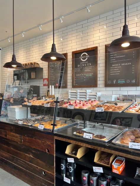 Donut Shop Design Ideas, Donuts And Coffee Aesthetic, Modern Donut Shop, Doughnut Shop Aesthetic, Doughnut Shop Design, Donut Bakery Shop, Doughnut Shop Interior Design, Donut Shop Ideas, Vintage Donut Shop