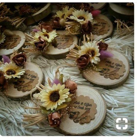 ... Handmade Wedding Favours, Wood Slice Crafts, Wedding Gift Boxes, Wedding Gifts For Guests, Candy Bouquet, Wedding Candy, Eid Gifts, Wedding Party Favors, Wood Slices