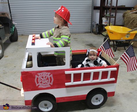 Costume Halloween Famille, Brother Halloween Costumes, Wagon Halloween Costumes, Dalmatian Halloween Costume, Truck Costume, Dalmatian Halloween, Boys Halloween Costumes Diy, Sister Halloween Costumes, Firefighter Halloween