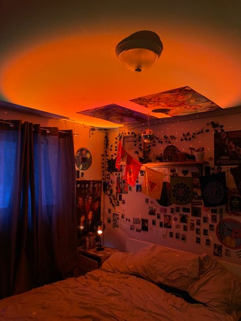 Sunset lamp 
Indie room 
Swag Sunset Lamp Room, Lamp Room, Sunset Lamp, 20 Year Old, Independent Living, Dreamy Bedrooms, Dream Room Inspiration, Room Lamp, Bedroom Lamps