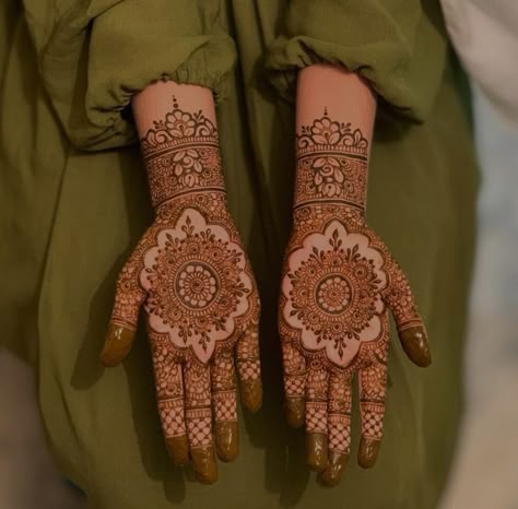 Palm Bridal Mehndi Design, Bridal Palm Mehndi Design, Makeover Photoshoot, Wedding Henna Designs, Palm Mehndi Design, Front Mehndi Design, Simple Mehendi Designs, Eid Mehndi Designs, Mehndi Designs Bridal Hands