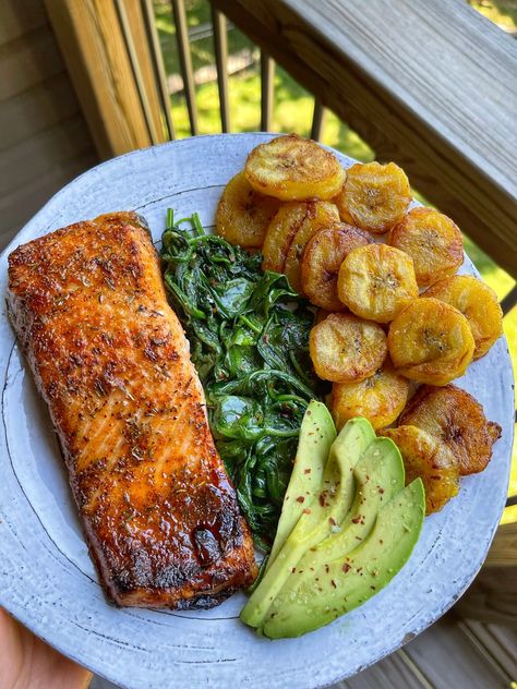 Air-Fryer Salmon and Fried Plantains Dinner! This perfect meal is one of my favorites as of late for a few reasons: it comes together in under 20 minutes, it’s insanely delicious, gluten free, extremely healthy, has simple ingredients, and is incredibly satisfying. Meals With Salmon Healthy, Healthy Dinner Recipes Fish Meals, Whole Healthy Foods, Salmon Food Astethic, Healthy Meals With Fish, Healthy Entrees Clean Eating, Best Healthy Recipes Clean Eating, Healthy Foods Vegetarian, Healthy Recipes Without Carbs